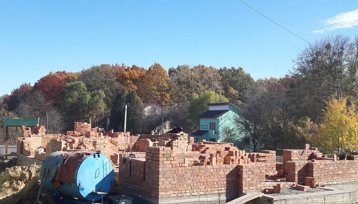 Будівництво нового храму УПЦ у Карапчові. Фото: сторінка у Facebook Чернівецько-Буковинської єпархії.