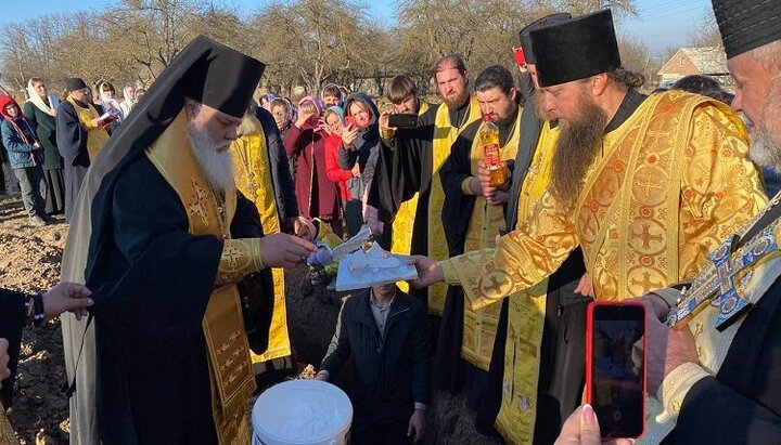 Епископ Вениамин закладывает камень под новый храм в Добрыновцах. Фото: Facebook-страница Черновицко-Буковинской епархии УПЦ.