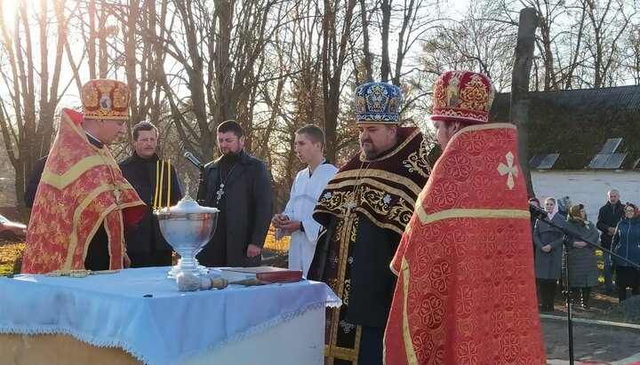 В Перевалах верующие начали строительство нового храма вместо захваченного