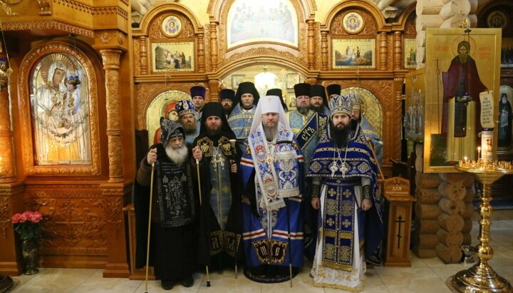 Митрополит Елисей в Песчанском мужском монастыре. Фото: izum.church.ua