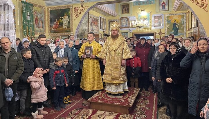 Епископ Афанасий в Свято-Михайловском храме УПЦ села Грудки. Фото: pravoslavna.volyn.ua