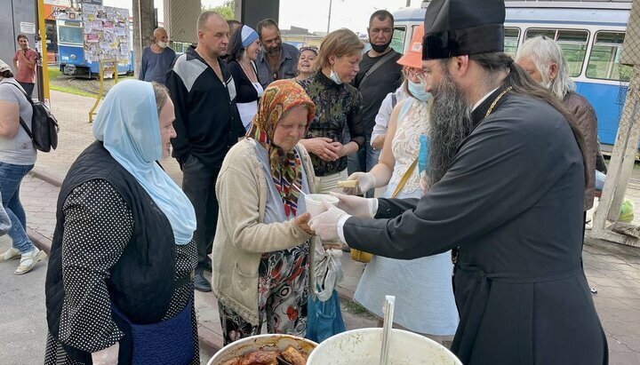 Митрополит Варсонофій роздає їжу бездомним Вінниці. Фото: eparhia.vinnica.ua