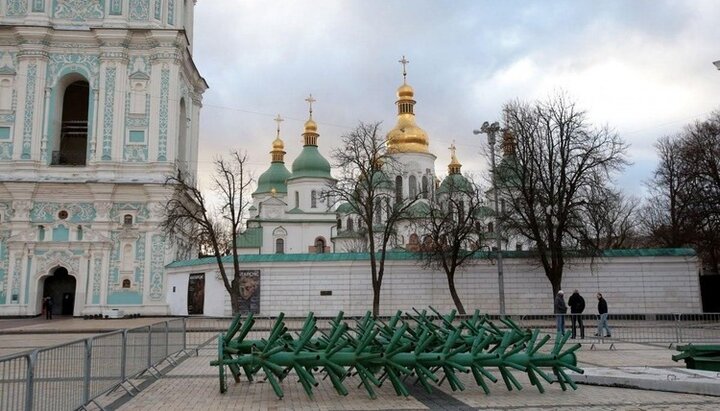 На Софийской площади приступили к монтажу главной елки. Фото:  УНИАН, Денис Прядко