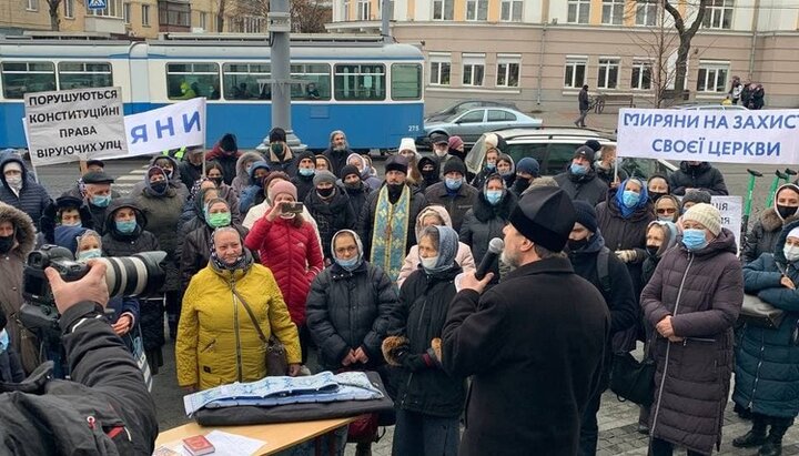 Молитовне стояння УПЦ біля Вінницької ОДА. Фото: https://t.me/miryany