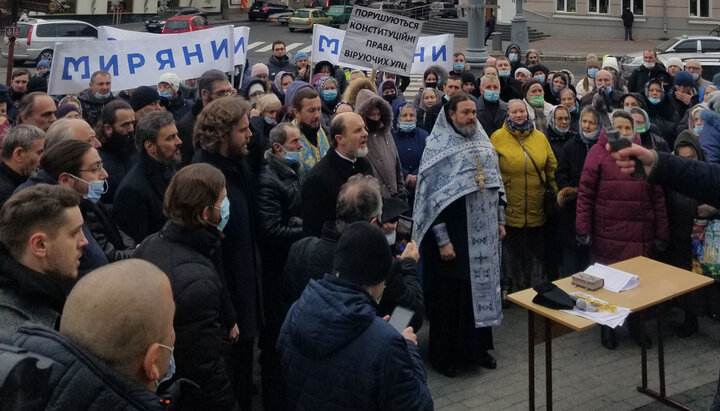 Стояние в Виннице: Конституция для всех и для чиновников тоже