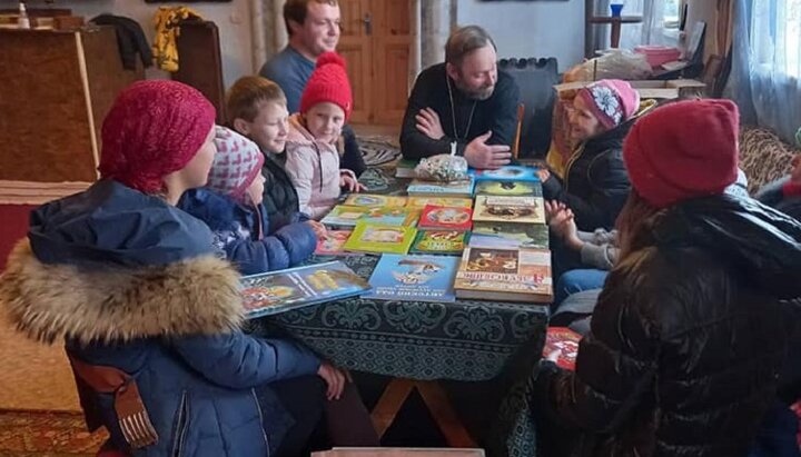 Недільна школа з подарованими книгами при храмі святої Катерини села Катерино-Платонівка Балтської єпархії УПЦ. Фото: сторінка ФБ «Фавор» у Facebook.