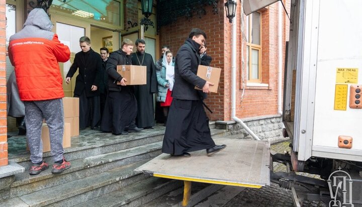 Навантаження подарунків від УПЦ. Фото: news.church.ua