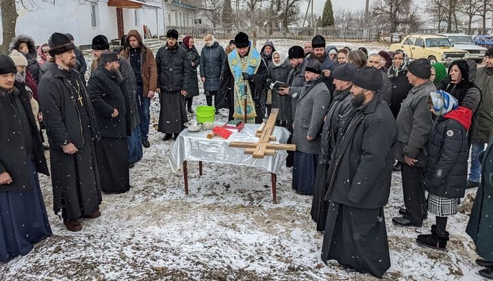 Єпископ Сергій освячує місце під будівництво храму УПЦ у Тартаку. Фото: tulchin-eparchia.org.ua