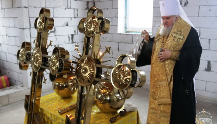 Освячення хрестів перед установкою на храм. Фото: facebook.com/orthodox.kr