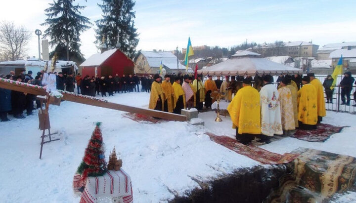 Представники українського розколу на місці майбутнього храму в пам'ять Небесної сотні. Фото: pomisna.info