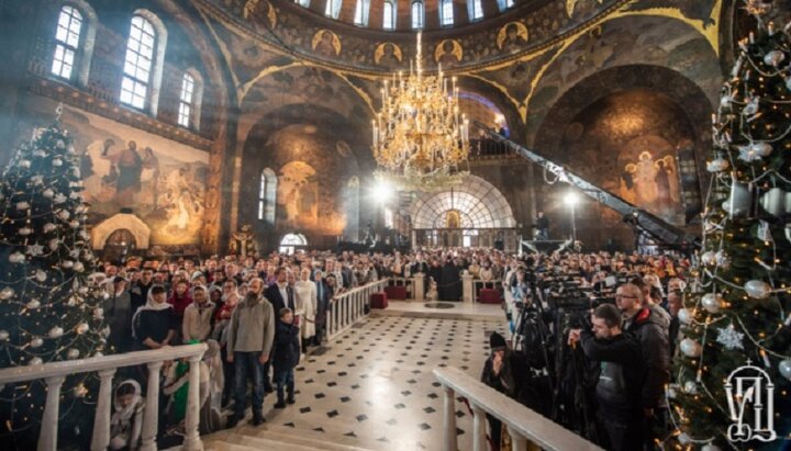 Служби покажуть телеканали «Інтер» та «Глас». Фото: news.church.ua