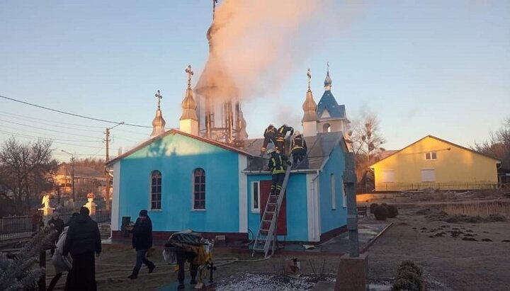 Пожар в сельском храме Пресвятой Богородицы. Фото: kv.npu.gov.ua