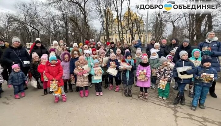 Діти з новим спортивним одягом. Фото: скріншот відео youtube-каналу Одеської єпархії