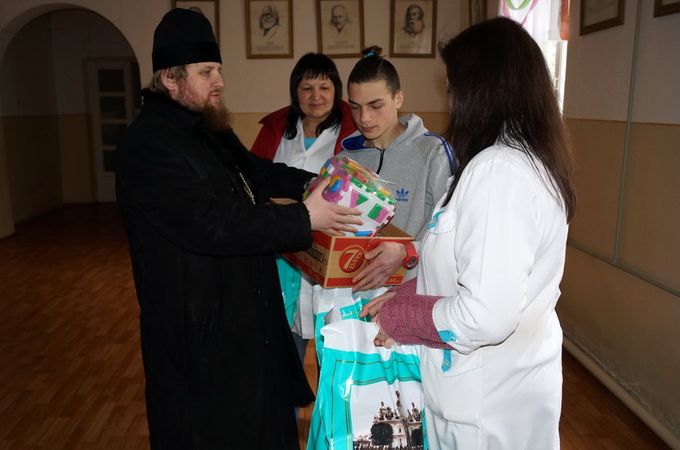 Насельники Києво-Печерської Лаври відвідали дітей у туберкульозній лікарні та дитбудинку