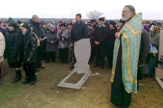 На Херсонщині священик УПЦ відспівав українського воїна