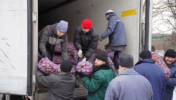 Біженцям у Святогірській лаврі доставили допомогу від віруючих УПЦ Вінниці