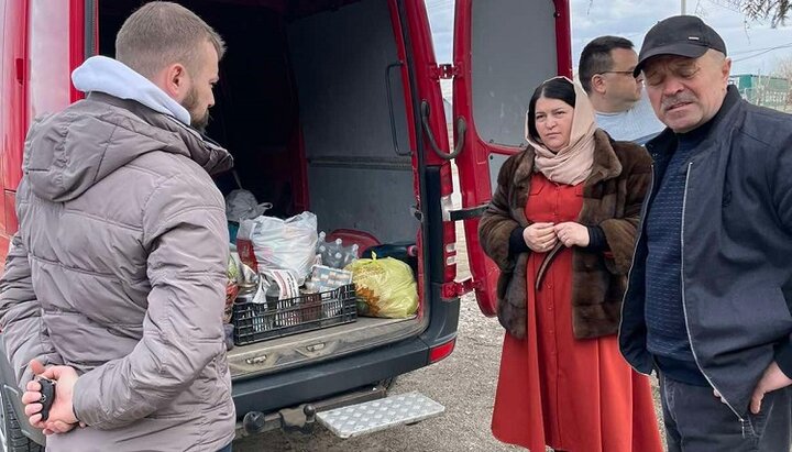 Верующие общин УПЦ в честь иконы Божией Матери «Знамение» и в честь Успения Пресвятой Богородицы. Фото: facebook-страница Чернівецько-Буковинська єпархія УПЦ