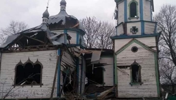 Уцелела только колокольня храма в честь Пресвятой Богородицы УПЦ в Вязовке. Фото: news.church.ua