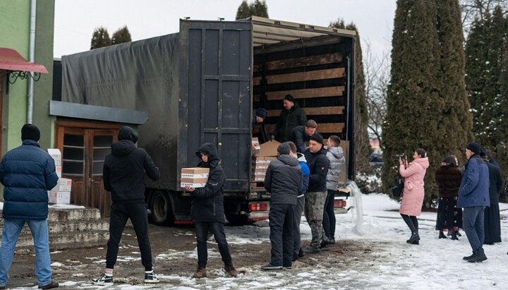 Разгрузка гуманитарной помощи от Румынской Церкви в Сторожинце. Фото: facebook-страница Чернівецько-Буковинська єпархія УПЦ