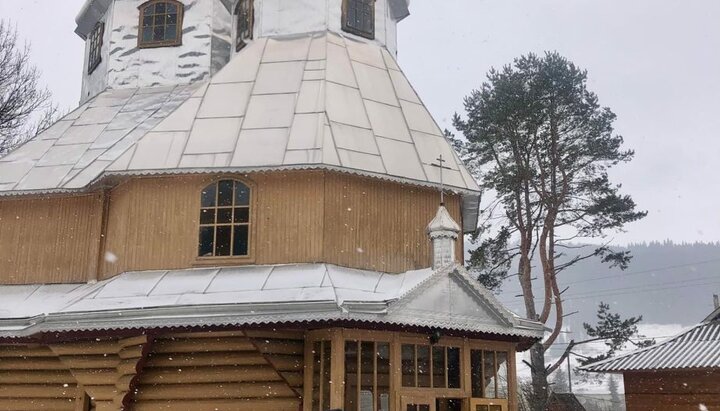 Захват храма в Верховине. Фото: gk-press.if.ua