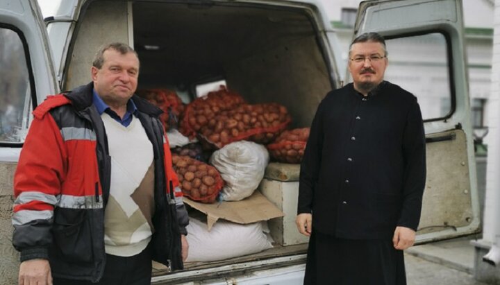 Духовенство Лавры передало продукты болеющим киевлянам. Фото: lavra.ua