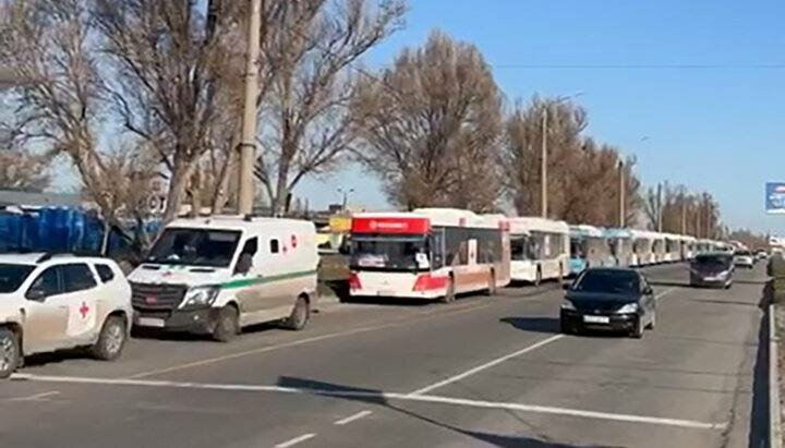 Зеленський розповів, як УПЦ супроводжує гуманітарний вантаж до Маріуполя