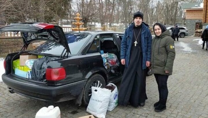 Священство Харькова поддерживает жителей города духовно и материально. Фото: Facebook-страница Харьковской епархии УПЦ