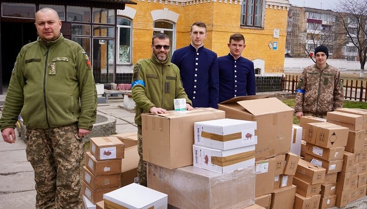 Митрополит Володимир передав військовим медикаменти від православних Польщі