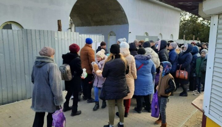 У білгород-дністровському храмі Іоанна Сочавського роздають хліб і продукти