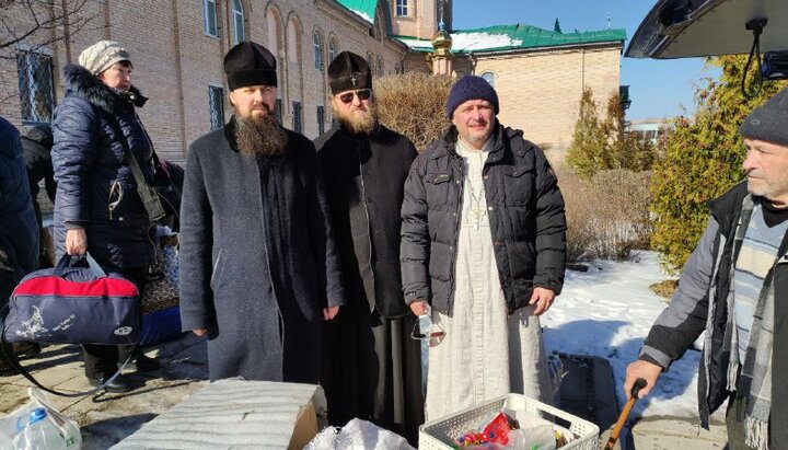 Архиереи и клирики УПЦ в дни войны находятся вместе со своей страждущей паствой. Фото: Telegram-канал Северодонецкой епархии.