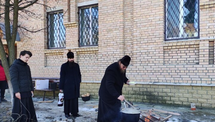 Митрополит Никодим готує обіди для біженців