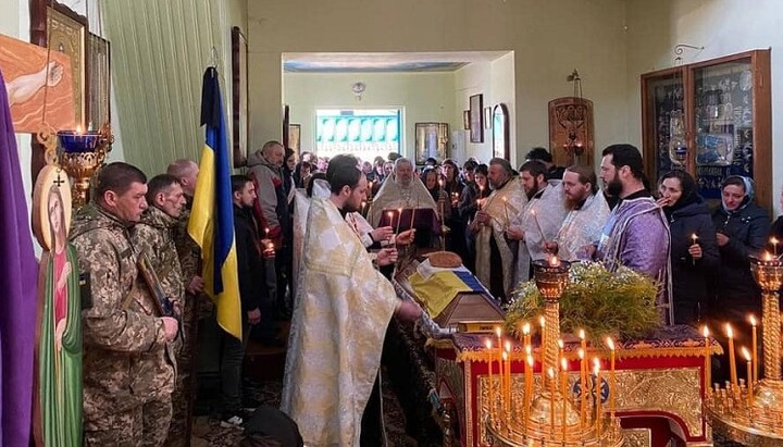 Отпевание воина Антона Радовенчико в Ровенской епархии УПЦ. Фото: rivne.church.ua