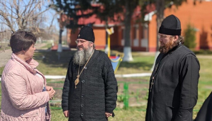 Митрополит Климент передав гумдопомогу вихованцям інтернату в Черешеньках