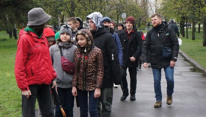 У Горішніх Плавнях священник УПЦ організував для біженців екскурсію музеєм