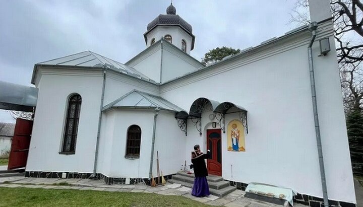 Драбинко освящает захваченный храм Николая Чудотворца. Фото: pereyaslav-eparchia.kiev.ua