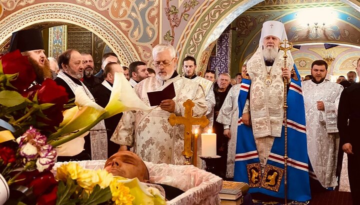 В Мукачево чин отпевания возглавил правящий архиерей митрополит Феодор. Фото: m-church.org.ua