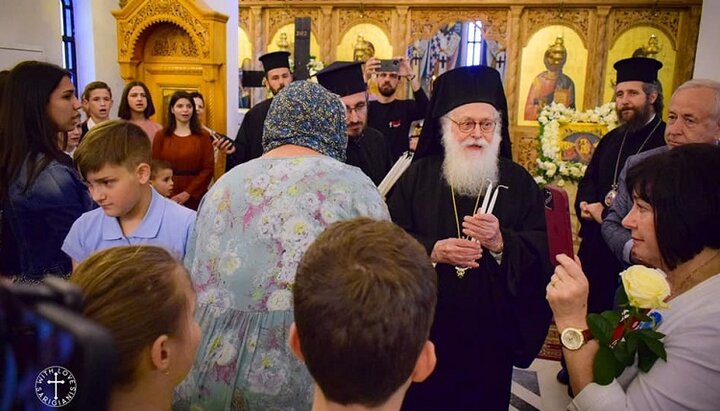 Предстоятель Албанської Церкви помолився за мир з українськими біженцями