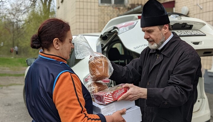 Духовенство УПЦ передало продукты и средства гигиены нуждающимся. Фото: facebook-страница Храм Різдва Пресвятої Богородиці