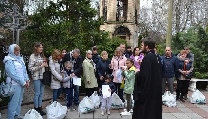 Семьи переселенцев познакомились со священником Преображенского собора. Фото: Facebook-страница Кировоградской епархии