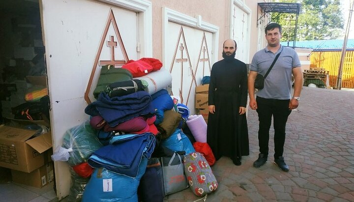 Чернівецька єпархія УПЦ передала військовим гумдопомогу з Італії та Румунії