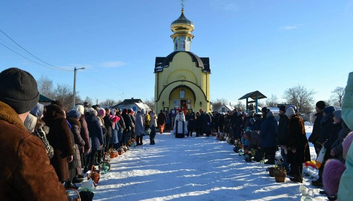 У Пасічній активісти ПЦУ збираються захопити храм УПЦ