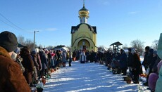 У Пасічній активісти ПЦУ збираються захопити храм УПЦ