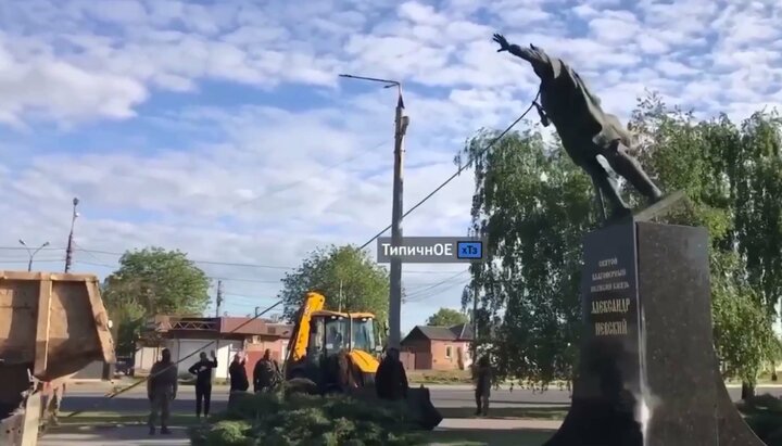 Снос памятника святому Александру Невскому. Фото: тг-канал 