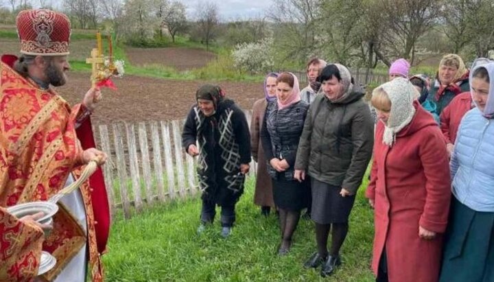 Верующие и священник храма святой Параскевы остаются верными УПЦ. Фото: pravlife.org