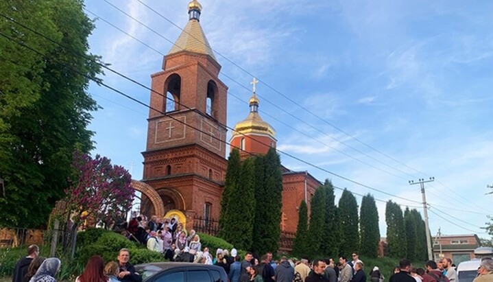 Голосували на стадіоні: у Хмельницькому «перевели» в ПЦУ ще один храм