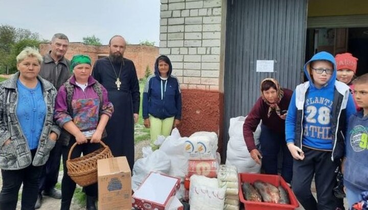 Священник и прихожане Пантелеймоновского храма привезли гумпомощь в Черниговскую область. Фото: Facebook-страница храма