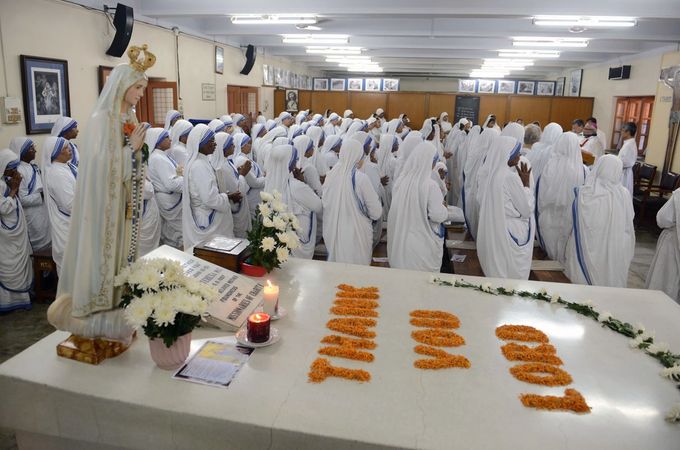 В Індії послідовники Матері Терези відсвяткували новину про її канонізацію