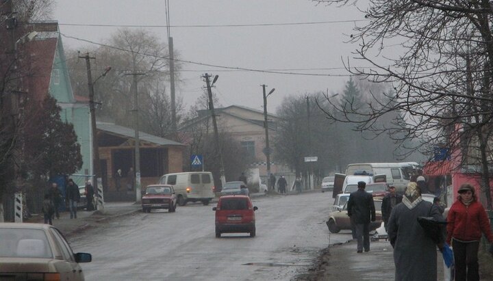 У селищі Ярмолинці невідомі спалили автомобіль священника УПЦ. Фото: uk.wikipedia.org