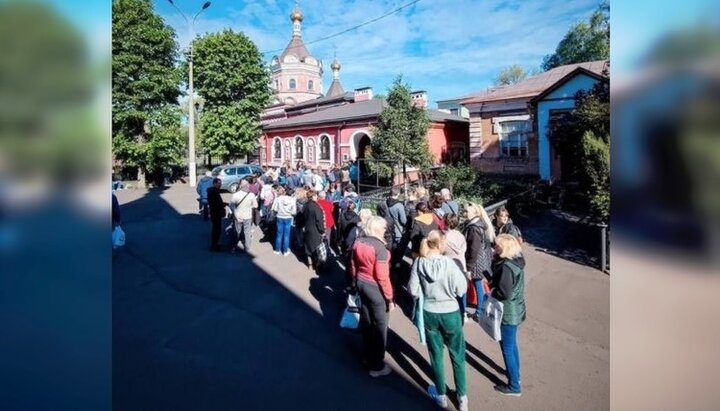 Переселенцы получили гумпомощь в Николаевском кафедральном соборе города Каменское. Фото: eparhia.net