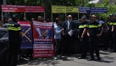 В Грузії на мітингу проти пропаганди ЛГБТ розірвали райдужний прапор